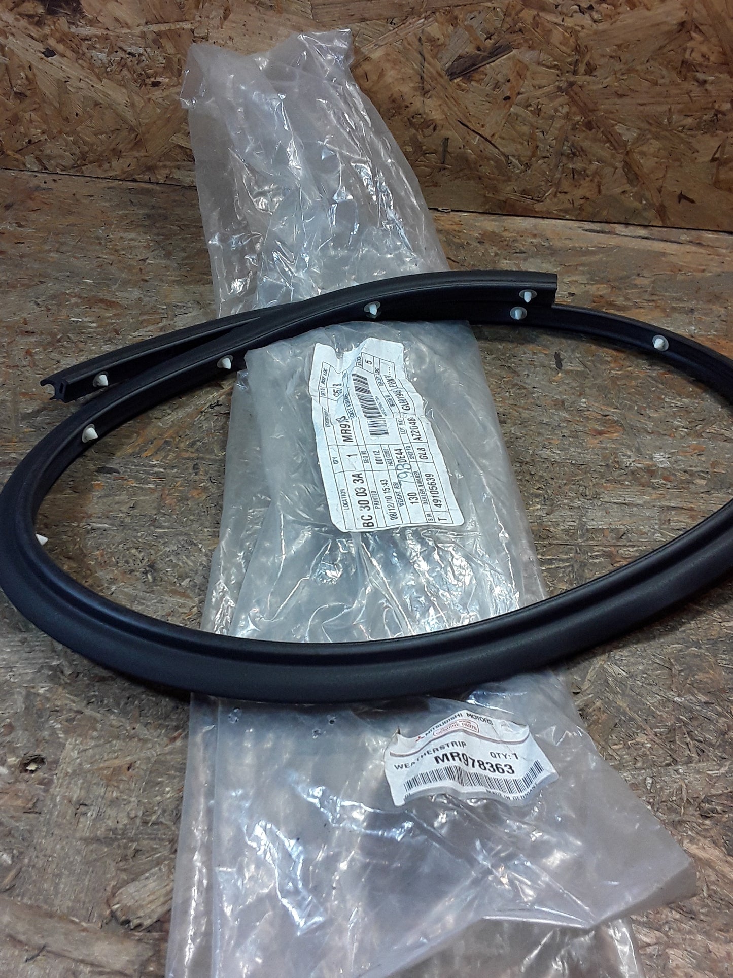 Mitsubishi  Türschachtdichtung V.L.A original Mitsubishi NEU