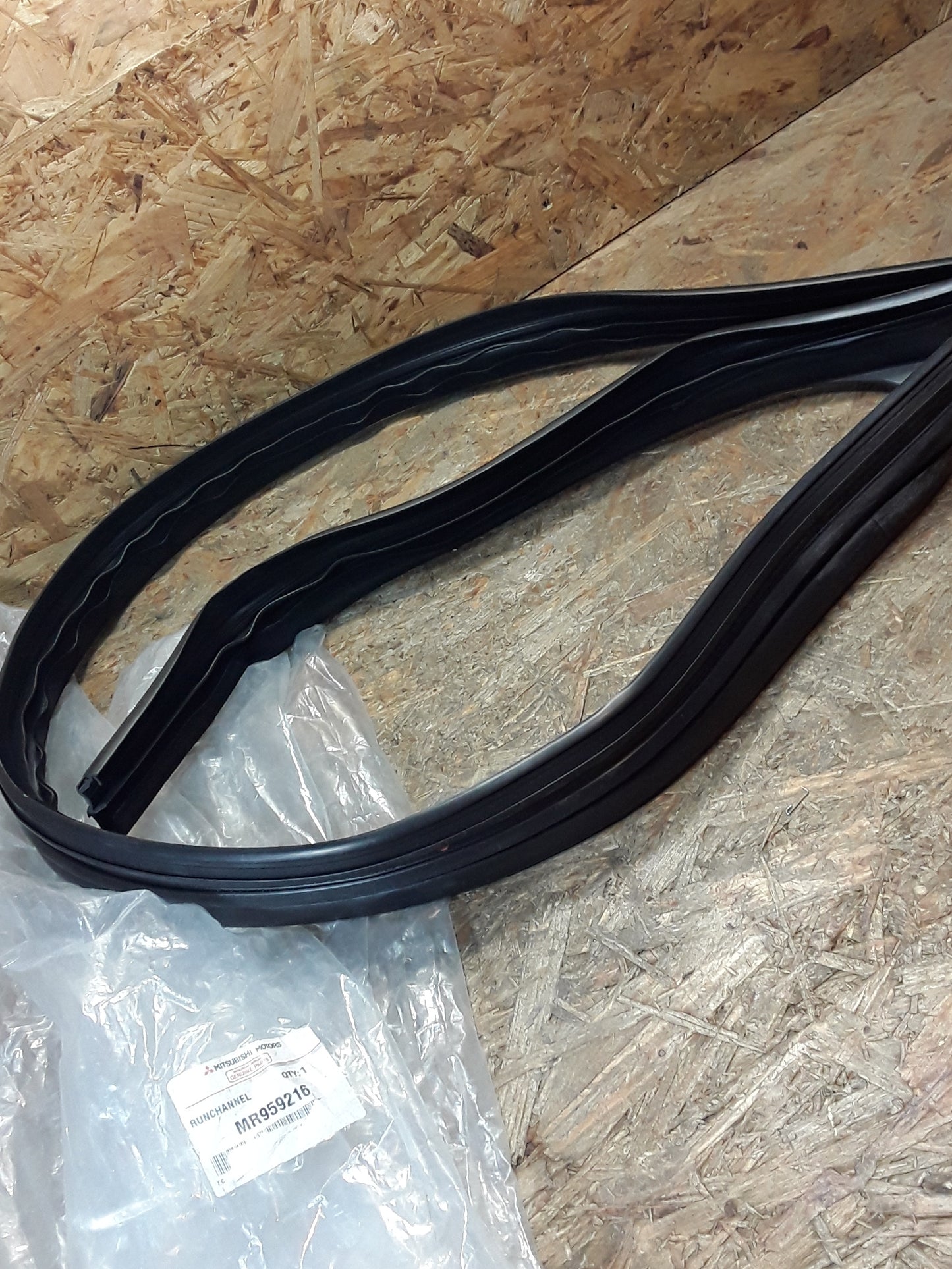 Mitsubishi Colt Bj 04-12 Gummidichtung V.R Fensterkanal original Mitsubishi NEU