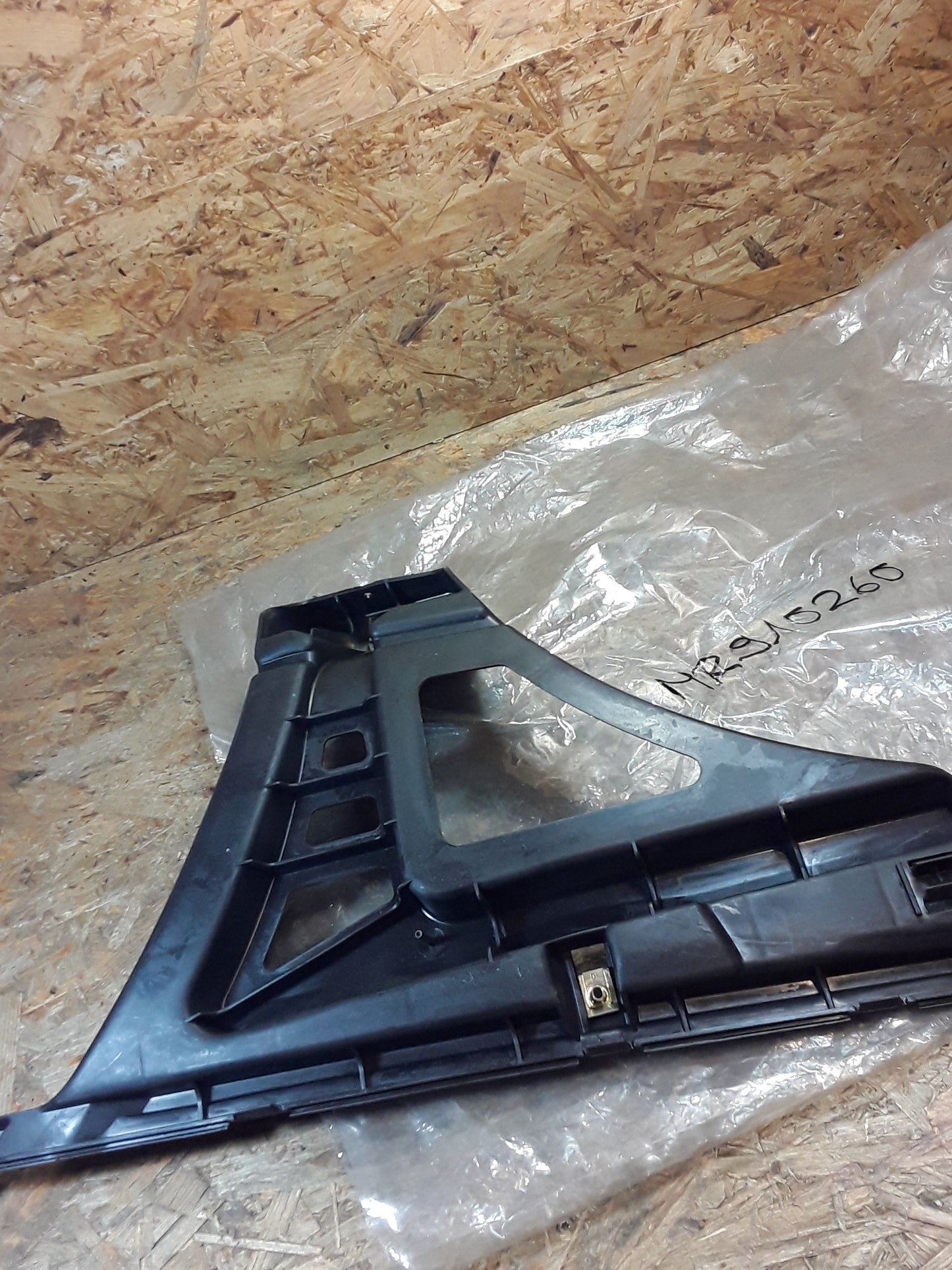 Mitsubishi Carisma Bj 00-04 Halter Stoßstange hinten rechts original Mitsubishi NEU