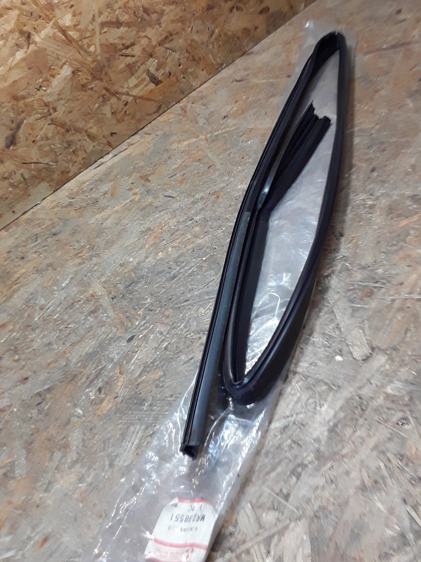 Mitsubishi Charlottenburg Grandis L.H Fensterdichtung original Mitsubishi NEU