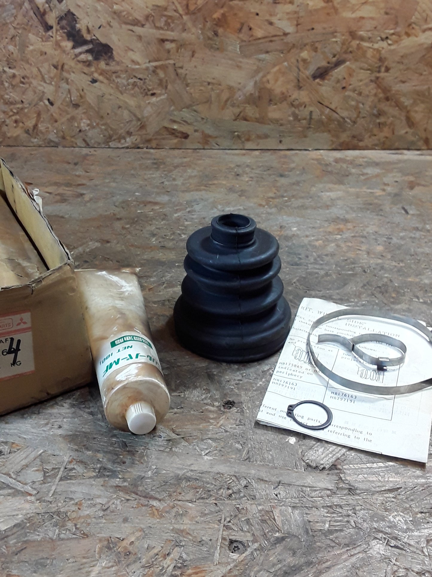 Mitsubishi Lancer 1500 Bj 84-89 Kofferraummanschette original Mitsubishi NEU