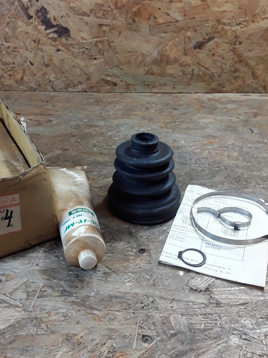 Mitsubishi Lancer 1500 Bj 84-89 Kofferraummanschette original Mitsubishi NEU