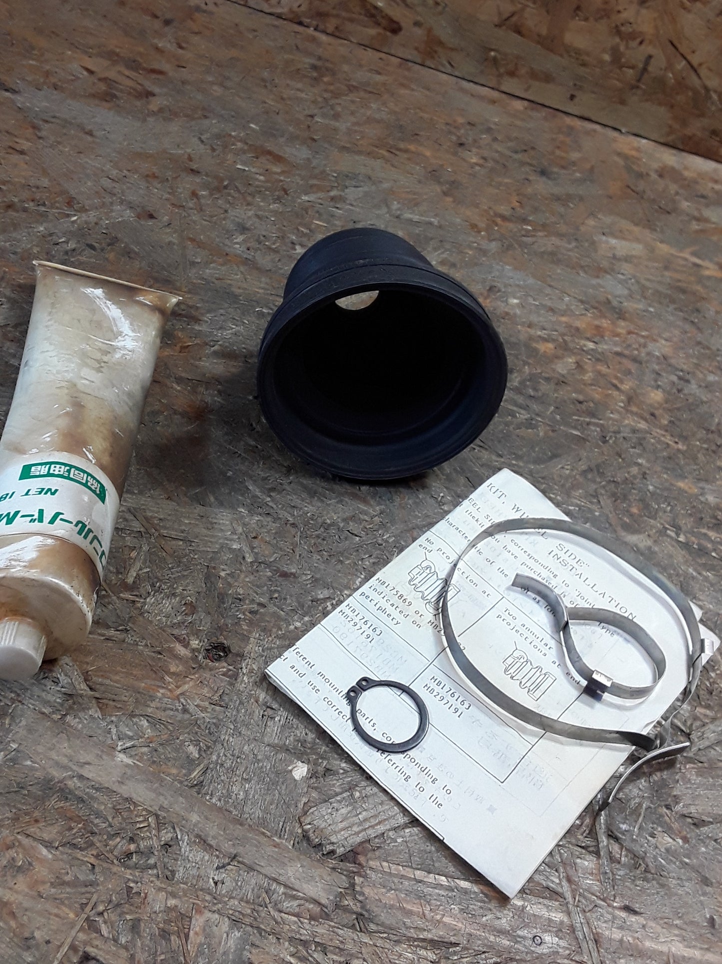 Mitsubishi Lancer 1500 Bj 84-89 Kofferraummanschette original Mitsubishi NEU