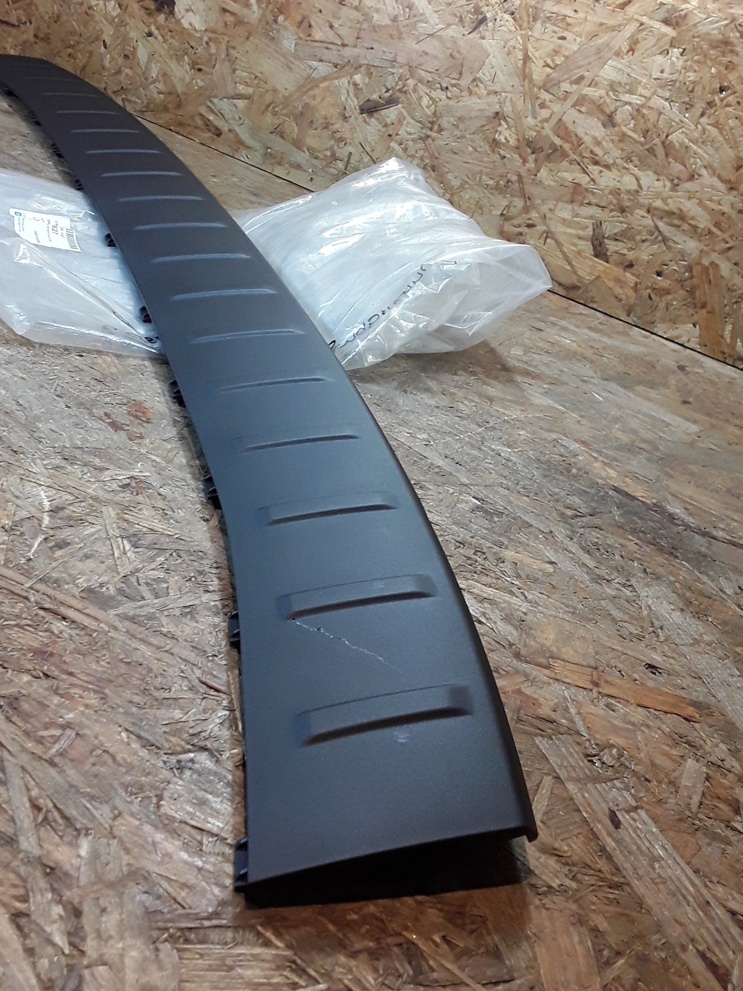 Chevrolet Orlando Leiste Gepäckraumabtrennung original GM NEU