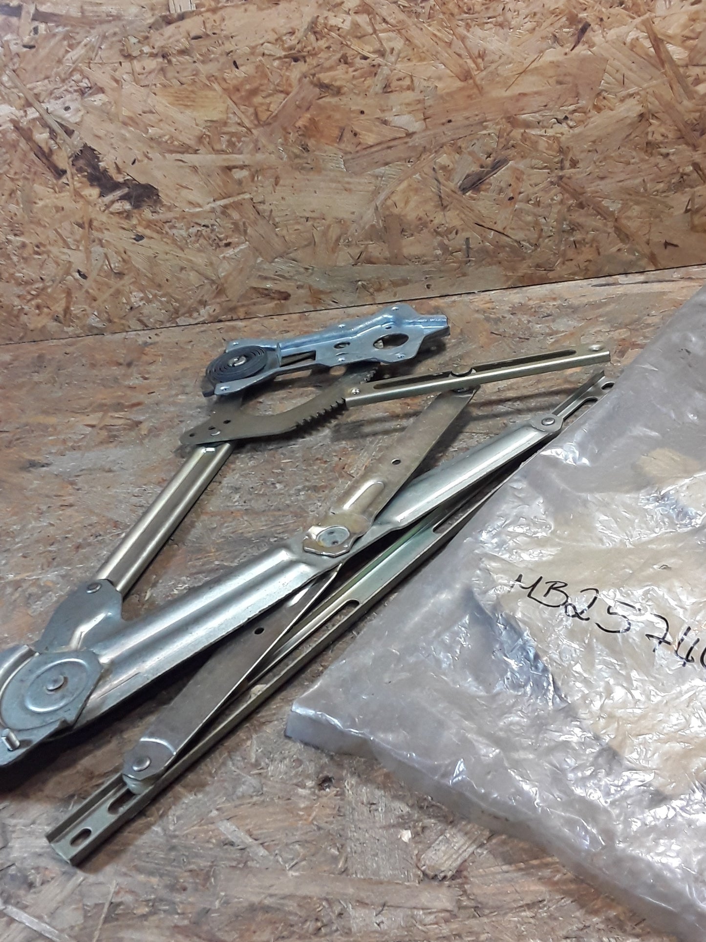 Mitsubishi Pajero 2.5TDI SUV Fensterheber V.R original Mitsubishi NEU