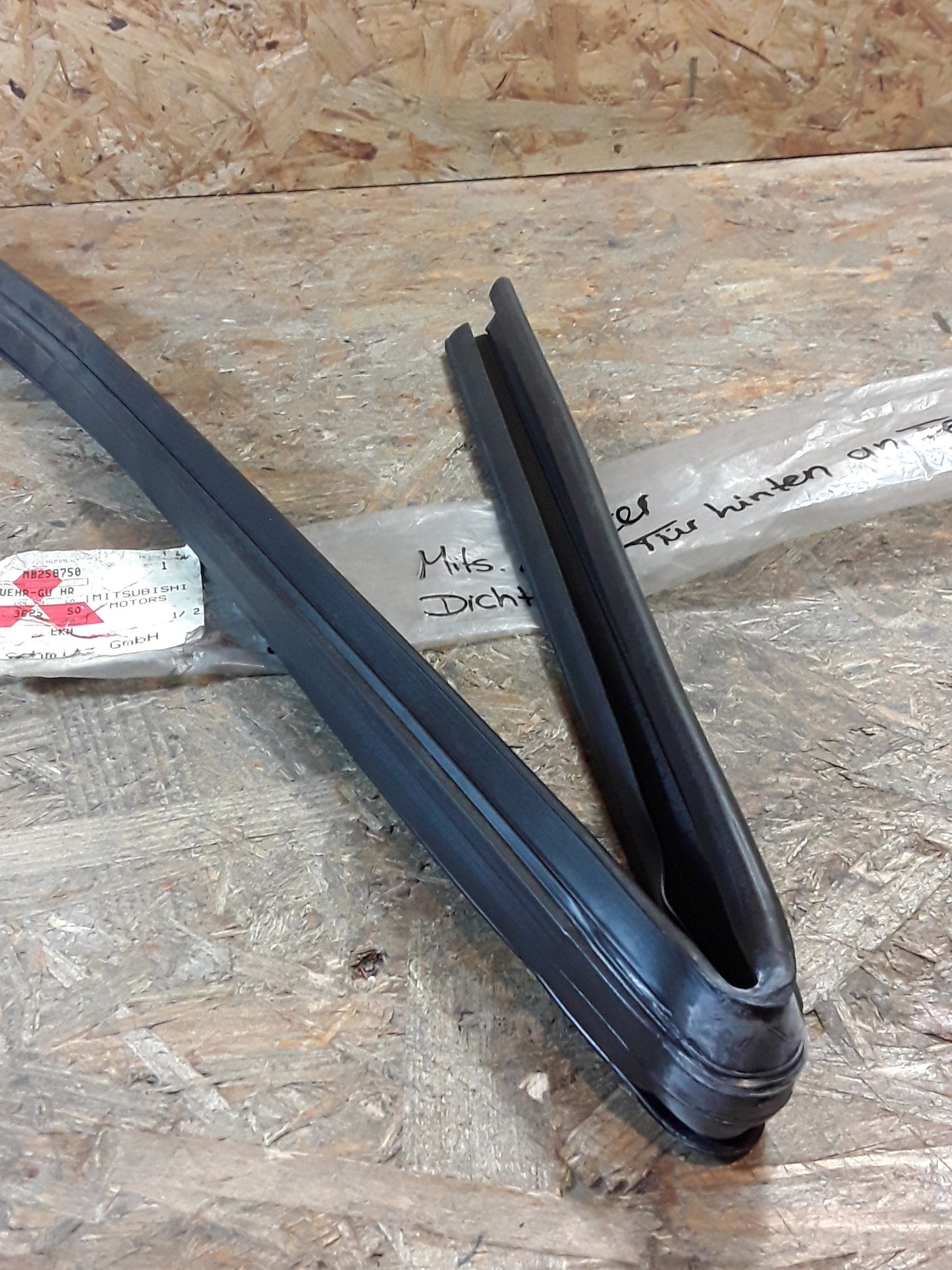 Mitsubishi Lancer Dichtung Tür hinten an Fenster original Mitsubishi NEU