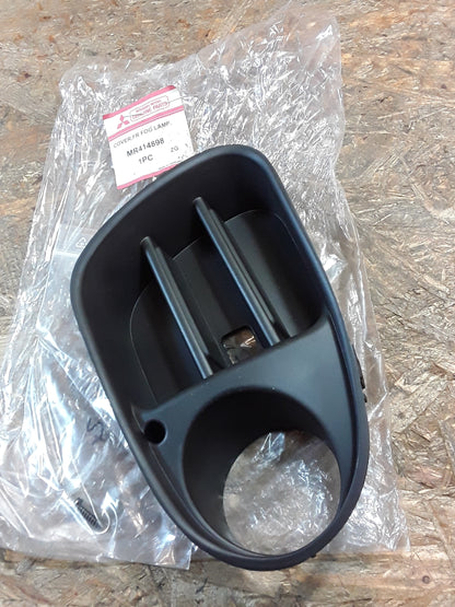Mitsubishi Carisma Abdeckung Nebelscheinwerfer rechts original Mitsubishi NEU