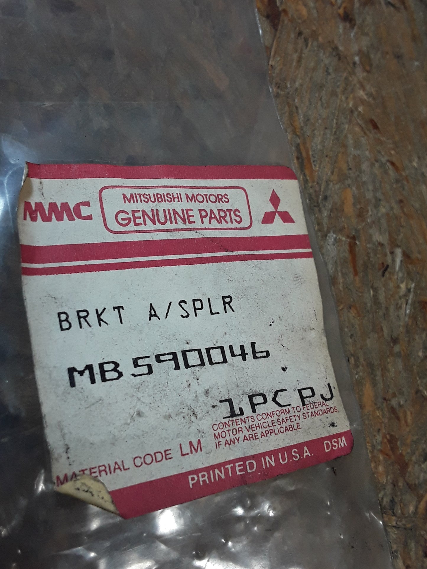Mitsubishi Eclipse (D27A) Bj 91-94 Mittelhalterung, Luftspoiler original Mitsubishi NEU