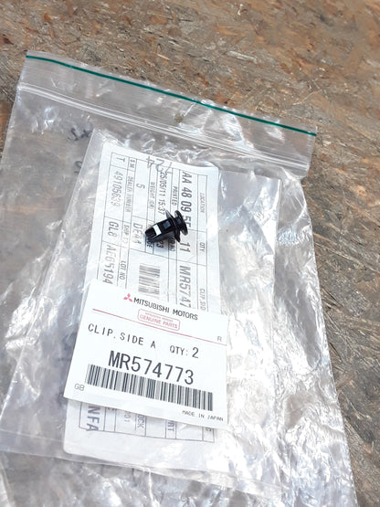Mitsubishi Clip an Zier/Schutzzierleiste original Mitsubishi NEU
