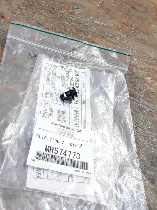 Mitsubishi Clip an Zier/Schutzzierleiste original Mitsubishi NEU