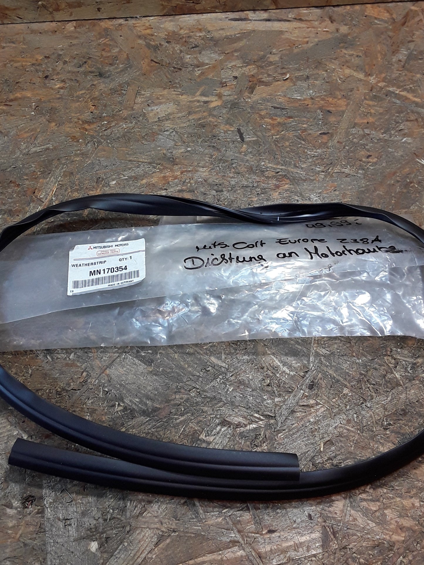 Mitsubishi Colt Europe Z38A Dichtung an Motorhaube original Mitsubishi NEU