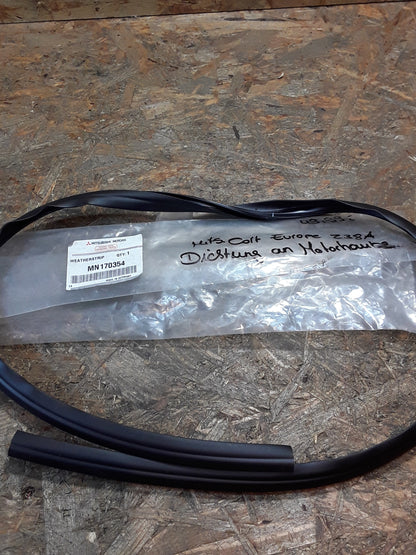 Mitsubishi Colt Europe Z38A Dichtung an Motorhaube original Mitsubishi NEU