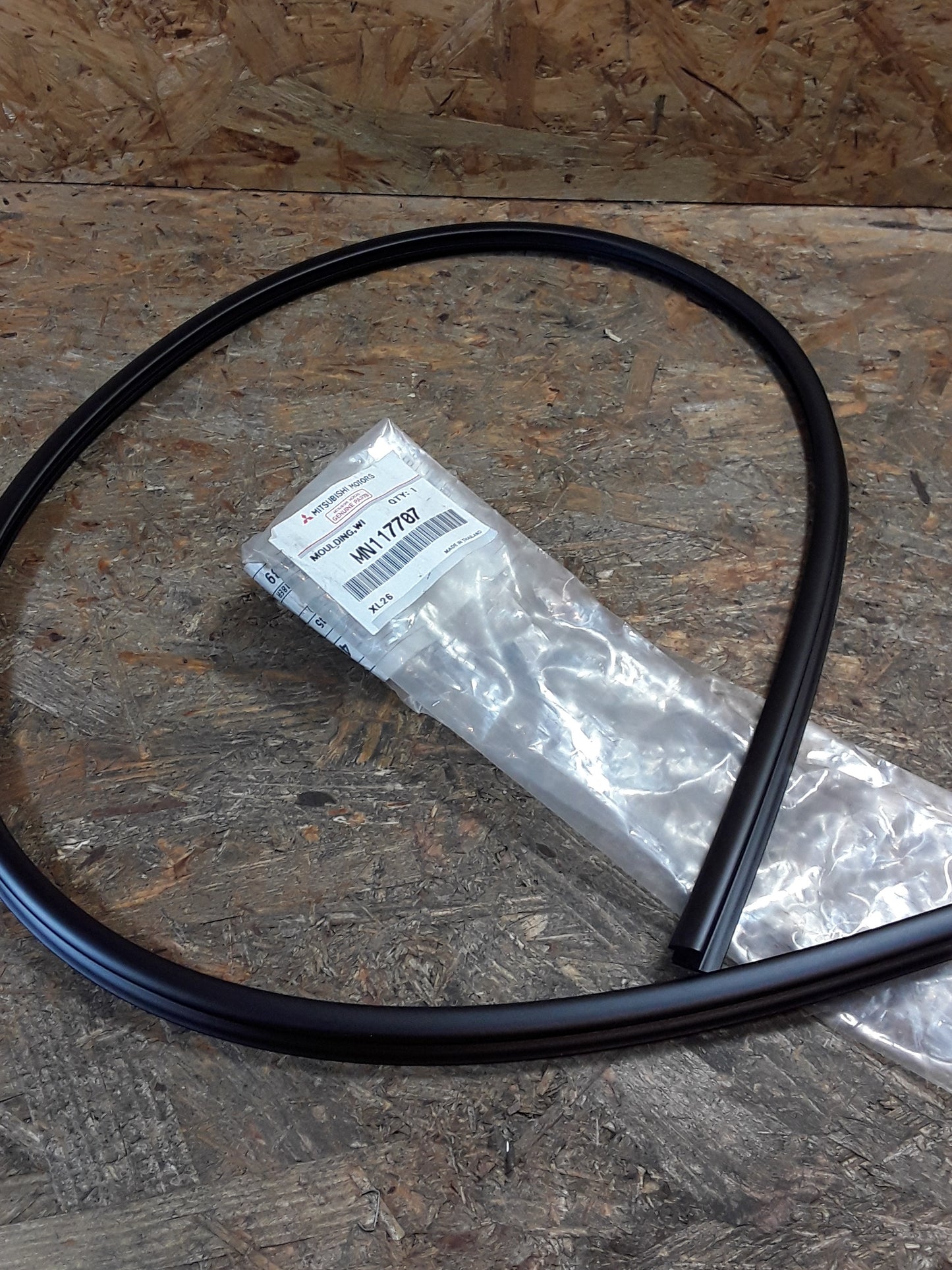 Mitsubishi L200 Pajero/ Montero Sport Dichtung Windschutzscheibe original Mitsubishi NEU