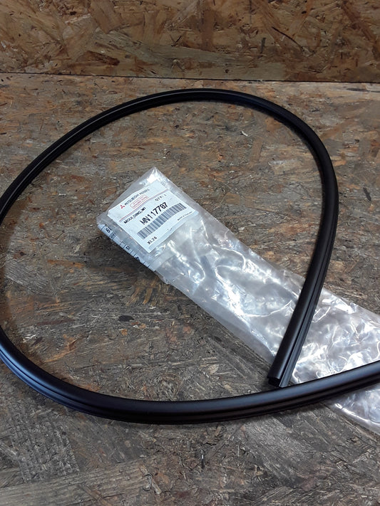 Mitsubishi L200 Pajero/ Montero Sport Dichtung Windschutzscheibe original Mitsubishi NEU