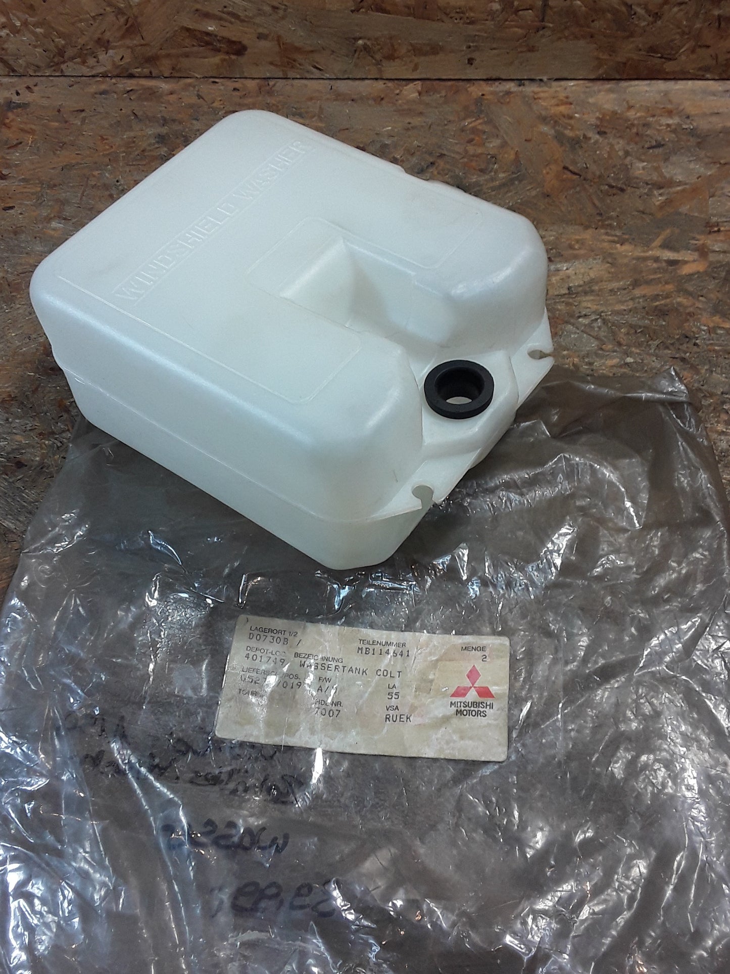Mitsubishi Colt A150 Behälter Wischwasser original Mitsubishi NEU