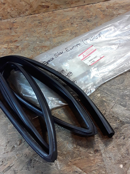 Mitsubishi Space Star Europe (DG4A)Dichtung Türe hinten original Mitsubishi NEU