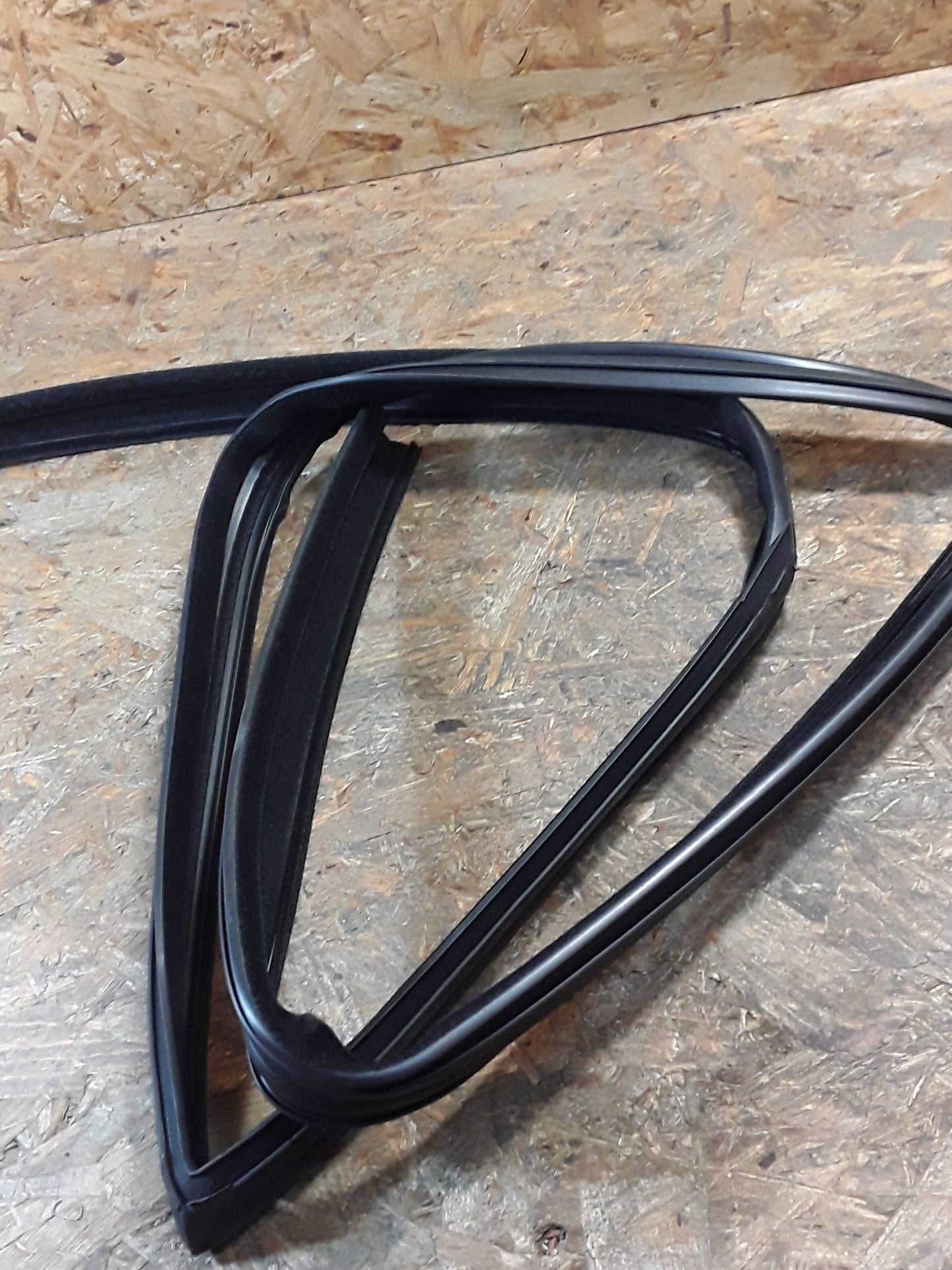 Mitsubishi Space Star Europe (DG4A)Dichtung Türe hinten original Mitsubishi NEU