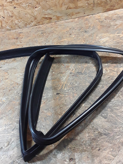 Mitsubishi Space Star Europe (DG4A)Dichtung Türe hinten original Mitsubishi NEU