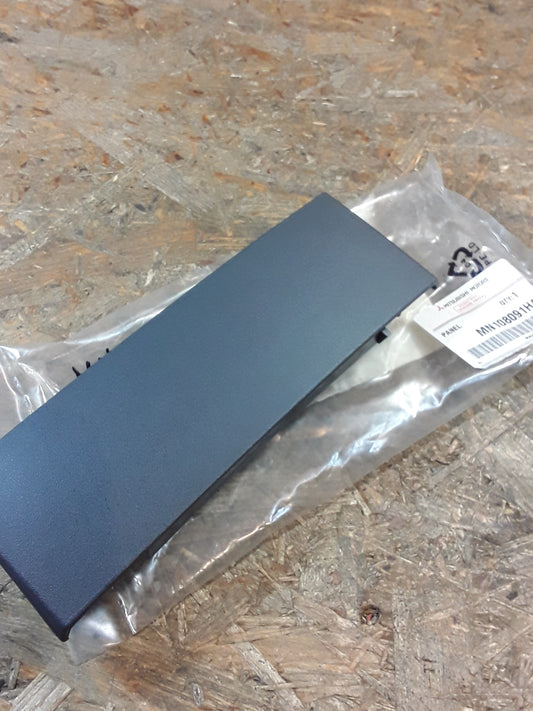 Mitsubishi Colt Z30 Blinddeckel Radioschacht original Mitsubishi NEU