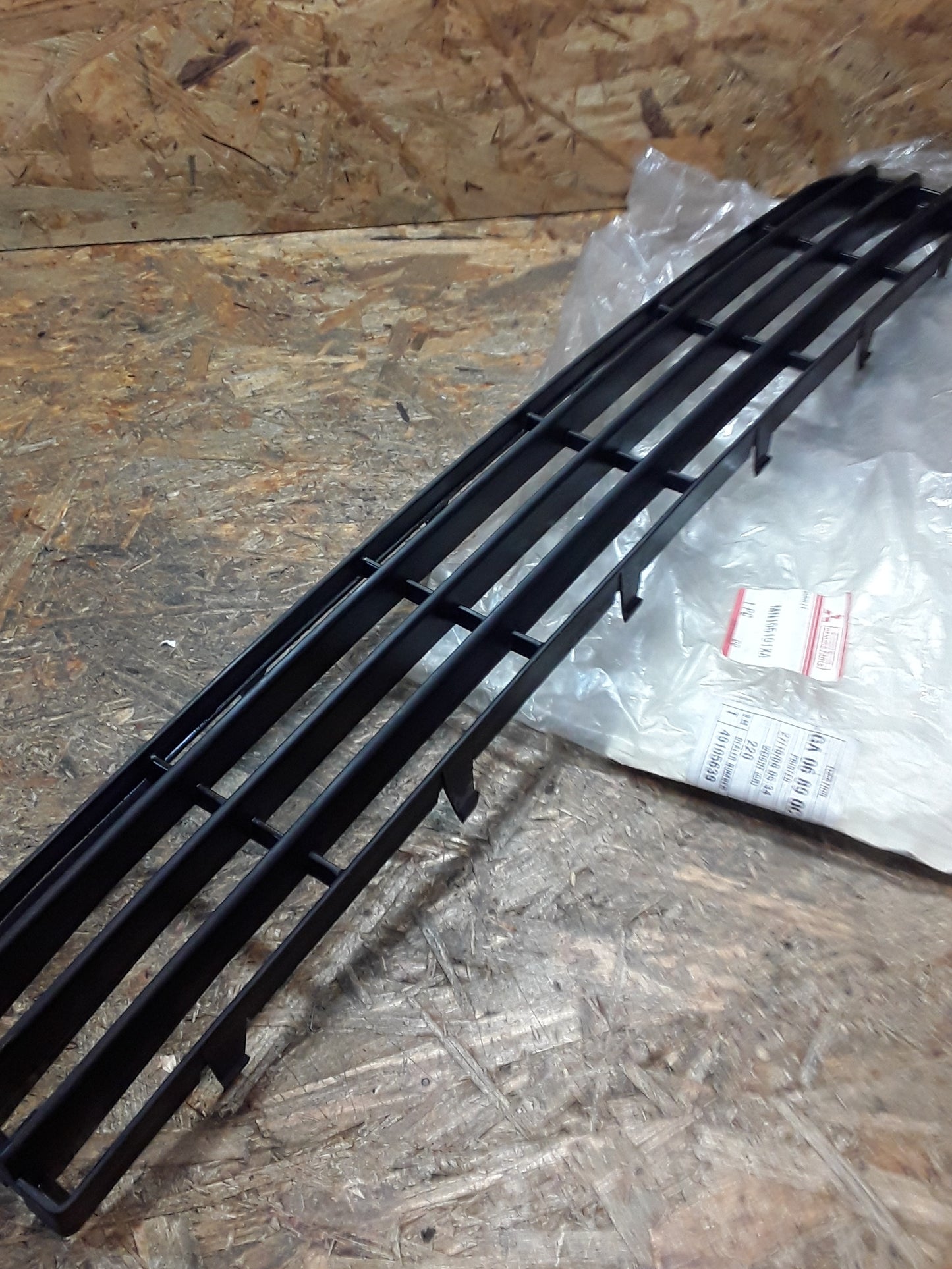 Mitsubishi Colt Z39A Bj 04-08 Frontgrill original Mitsubishi GEBRAUCHT