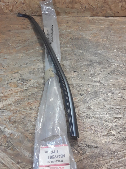 Mitsubishi Galant Bj 89-93 Zierleiste an Windschutzscheibe original  Mitsubishi NEU