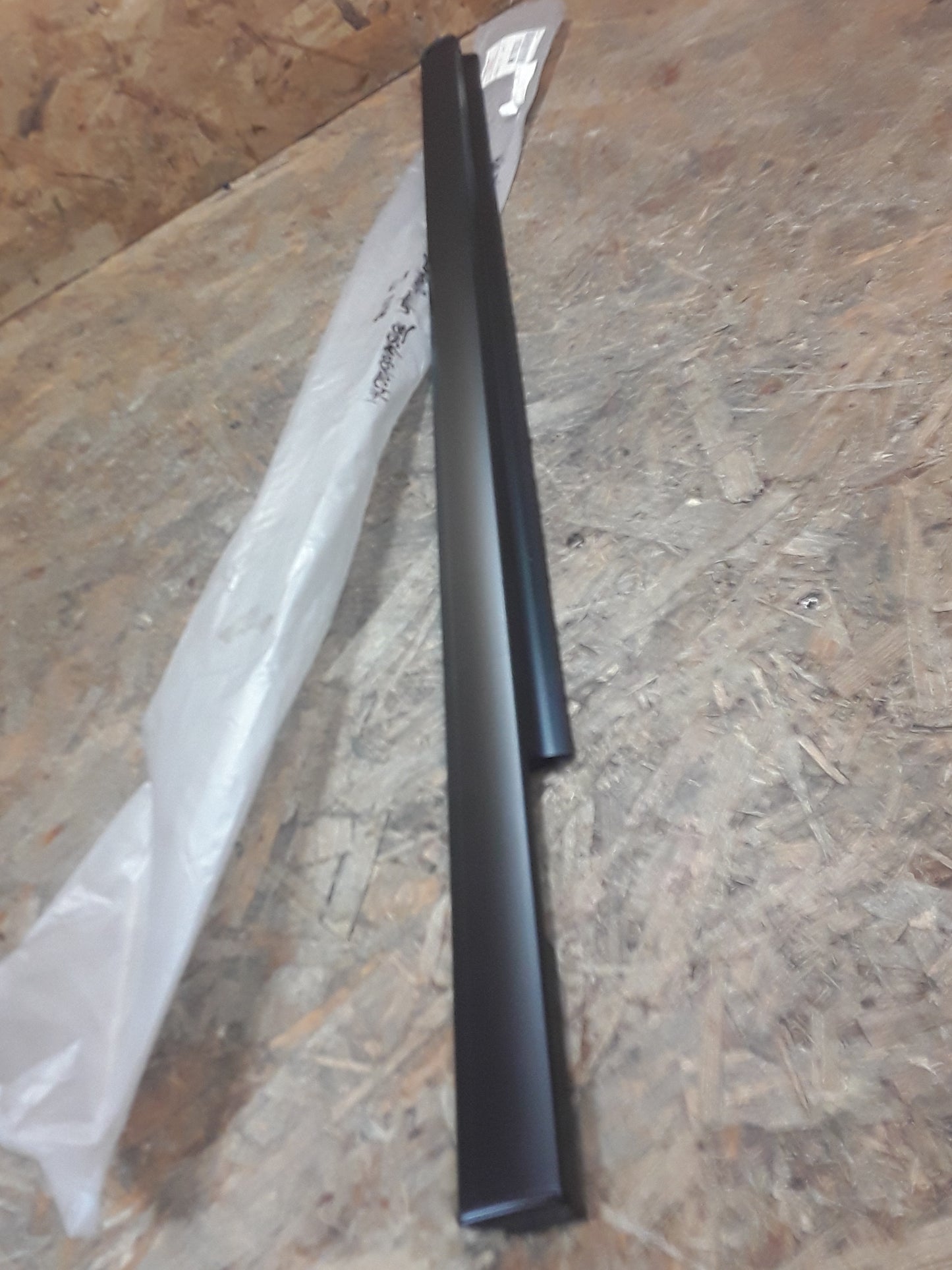 Mitsubishi Delica Space Gear Dichtungsstreifen außen Fensterschacht Türe vorne original Mitsubishi NEU