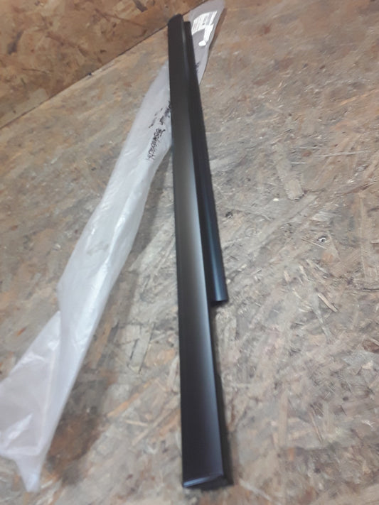 Mitsubishi Delica Space Gear Dichtungsstreifen außen Fensterschacht Türe vorne original Mitsubishi NEU