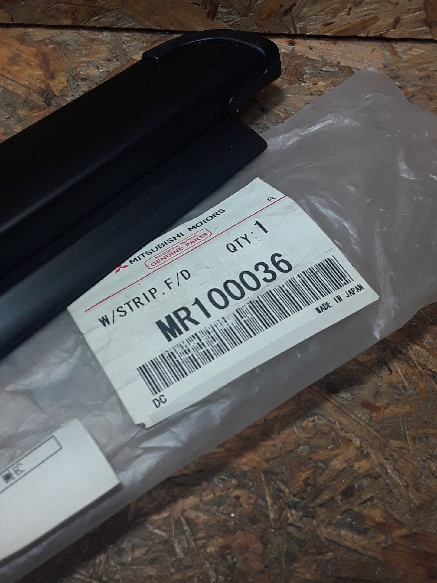 Mitsubishi Delica Space Gear Dichtungsstreifen außen Fensterschacht Türe vorne original Mitsubishi NEU