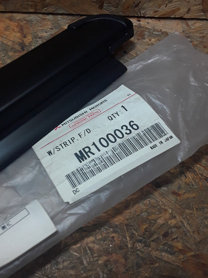 Mitsubishi Delica Space Gear Dichtungsstreifen außen Fensterschacht Türe vorne original Mitsubishi NEU