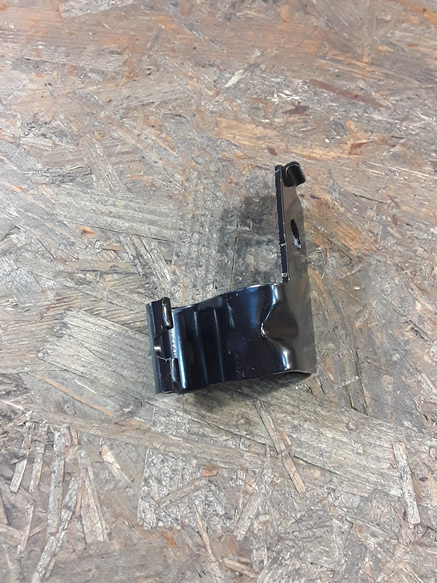 Chevrolet Cruze Halterung für Feststellbremsseil rechts original GM NEU