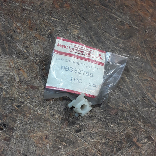 Mitsubishi Fuso Tülle Kühlergrill original Mitsubishi NEU