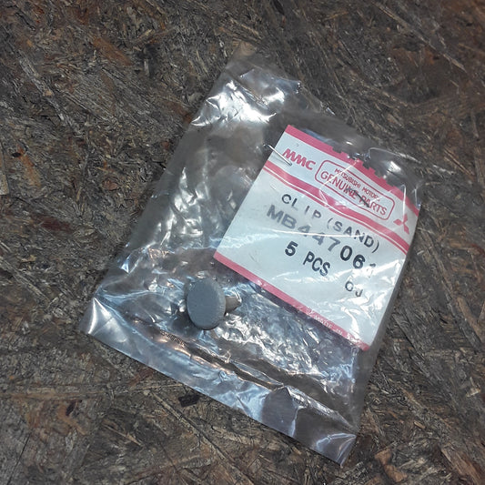 Mitsubishi Lancer C14A, Bj 84-88 Clip Türverkleidung vorne original Mitsubishi NEU