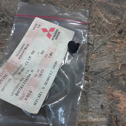 Mitsubishi Mirage CX,3FA/T,4DR Clip, Kofferraumverkleidung original Mitsubishi NEU