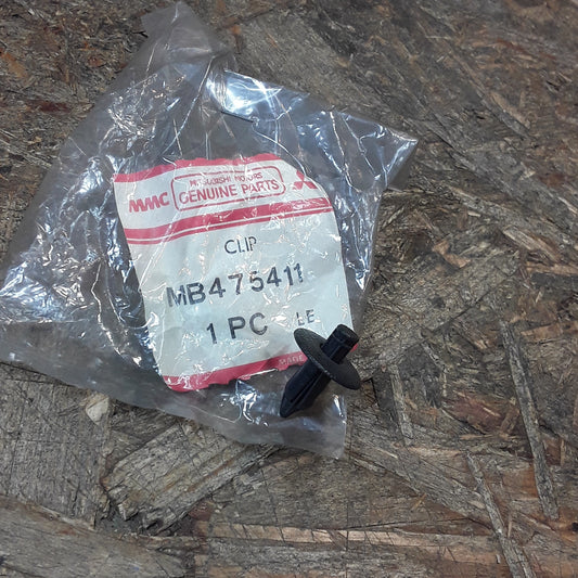 Mitsubishi Chariot Clip Heckklappenverkleidung original Mitsubishi NEU