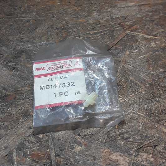 Mitsubishi Fuso Clip vorderer Bodenteppich original Mitsubishi NEU