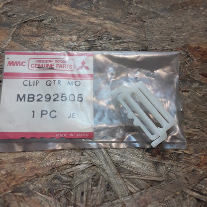 Mitsubishi Colt/ Lancer/ Mirage Clip Zierleiste original Mitsubishi NEU