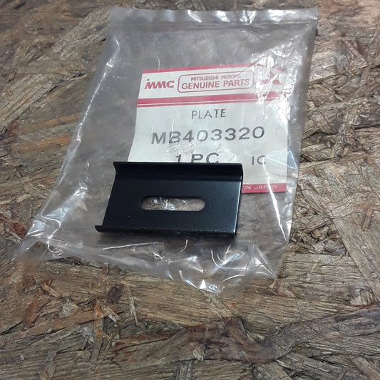 Mitsubishi Galant/ Sigma Jpan E12A Platte, Luftfilter-Schürze original Mitsubishi NEU