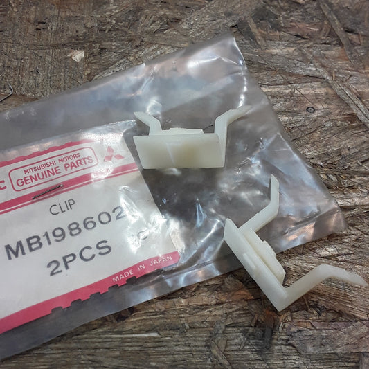 Mitsubishi Clip an Zierleiste original Mitsubishi NEU