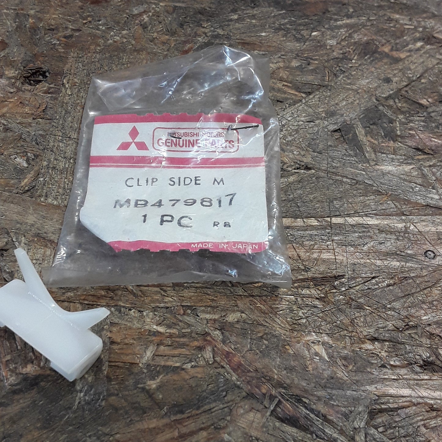 Mitsubishi Lancer/ Colt Clips an Windschutzscheibe original Mitsubishi NEU