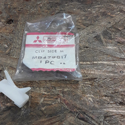 Mitsubishi Lancer/ Colt Clips an Windschutzscheibe original Mitsubishi NEU