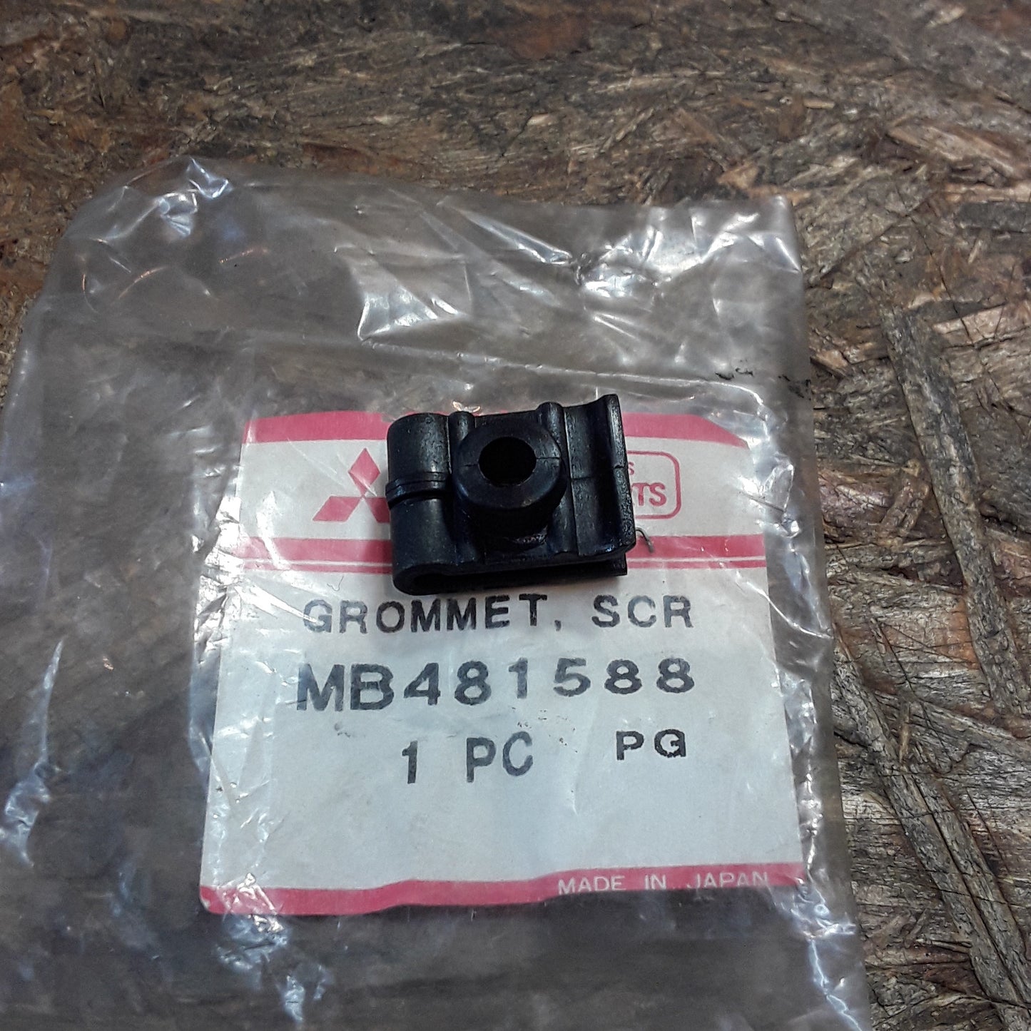 Mitsubishi Lancer Clip für Schraube an Stoßstange original Mitsubishi NEU