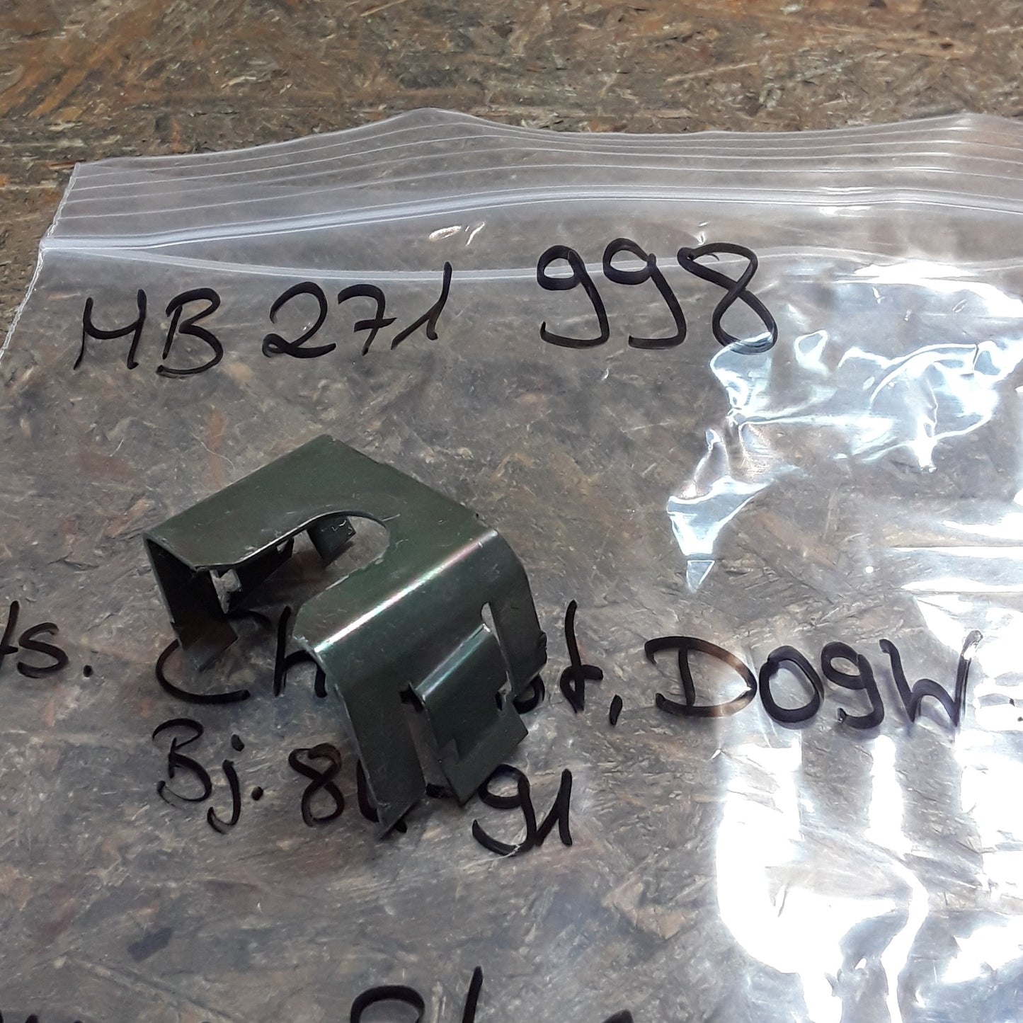 Mitsubishi Chariot D09W Bj 84-91 Halterung Stoßstange rechts original Mitsubishi NEU