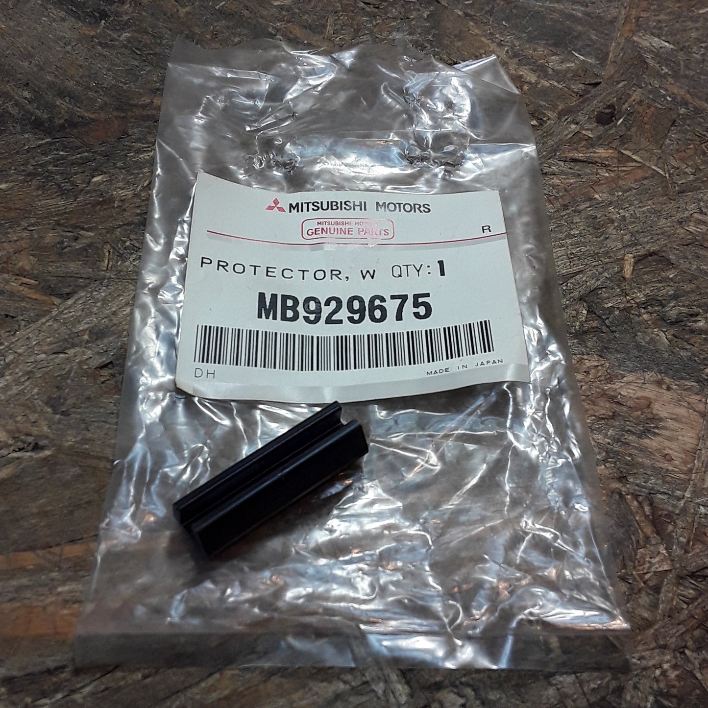 Mitsubishi L200 Abstandhalter Windschutzscheibe original Mitsubishi NEU