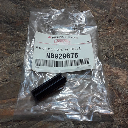 Mitsubishi L200 Abstandhalter Windschutzscheibe original Mitsubishi NEU