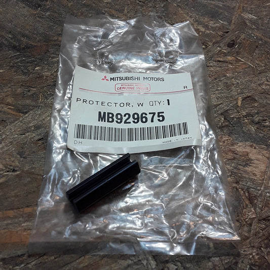 Mitsubishi L200 Abstandhalter Windschutzscheibe original Mitsubishi NEU