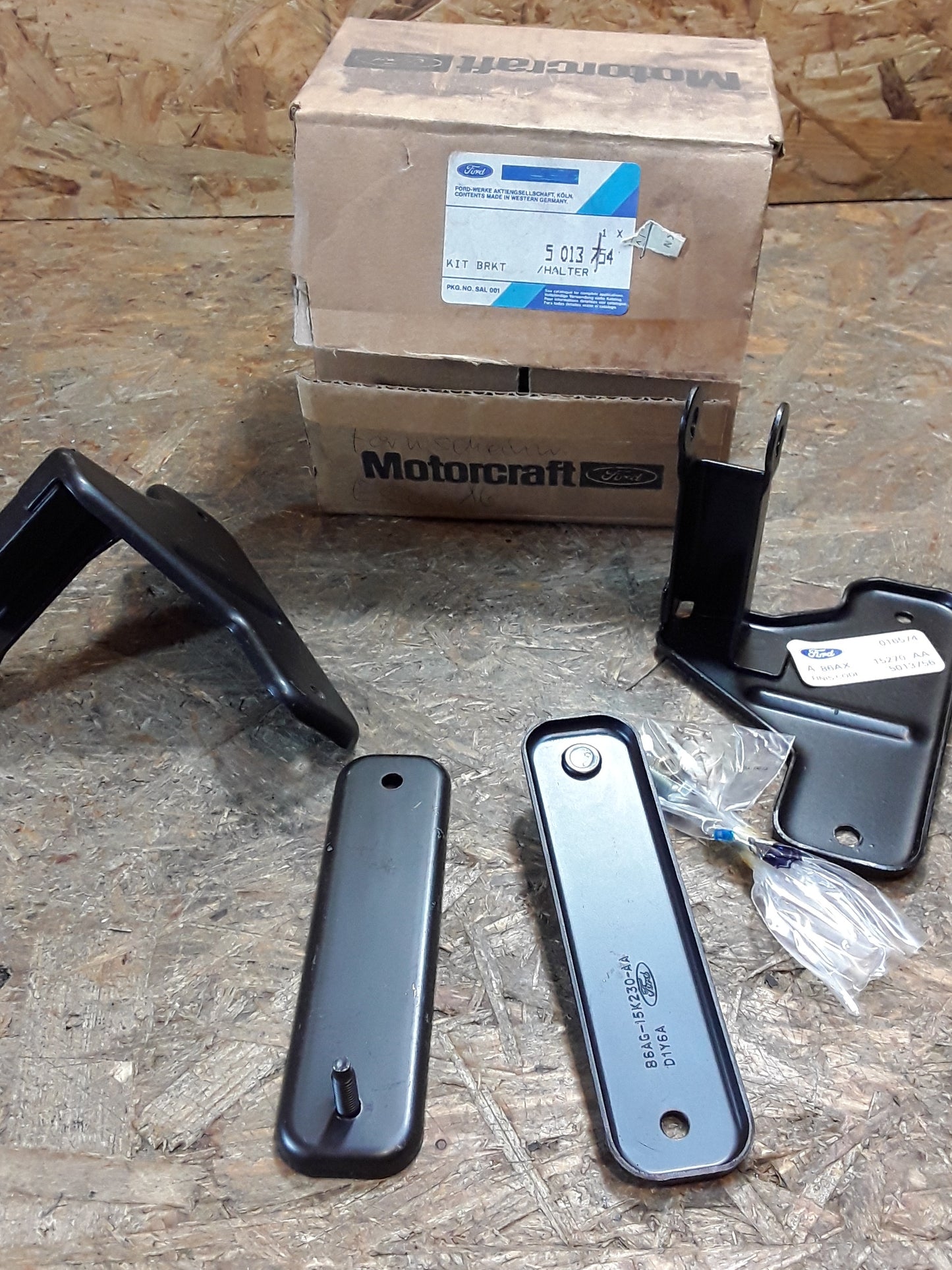Ford Escort/ Orion 01.86-08.89 Befestigung Halter für Zusatzscheinwerfer original Ford NEU