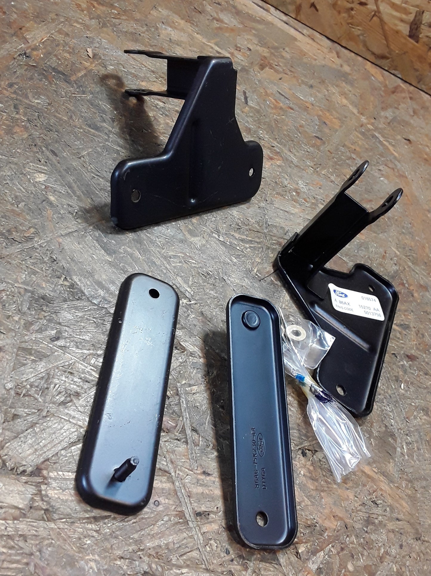 Ford Escort/ Orion 01.86-08.89 Befestigung Halter für Zusatzscheinwerfer original Ford NEU