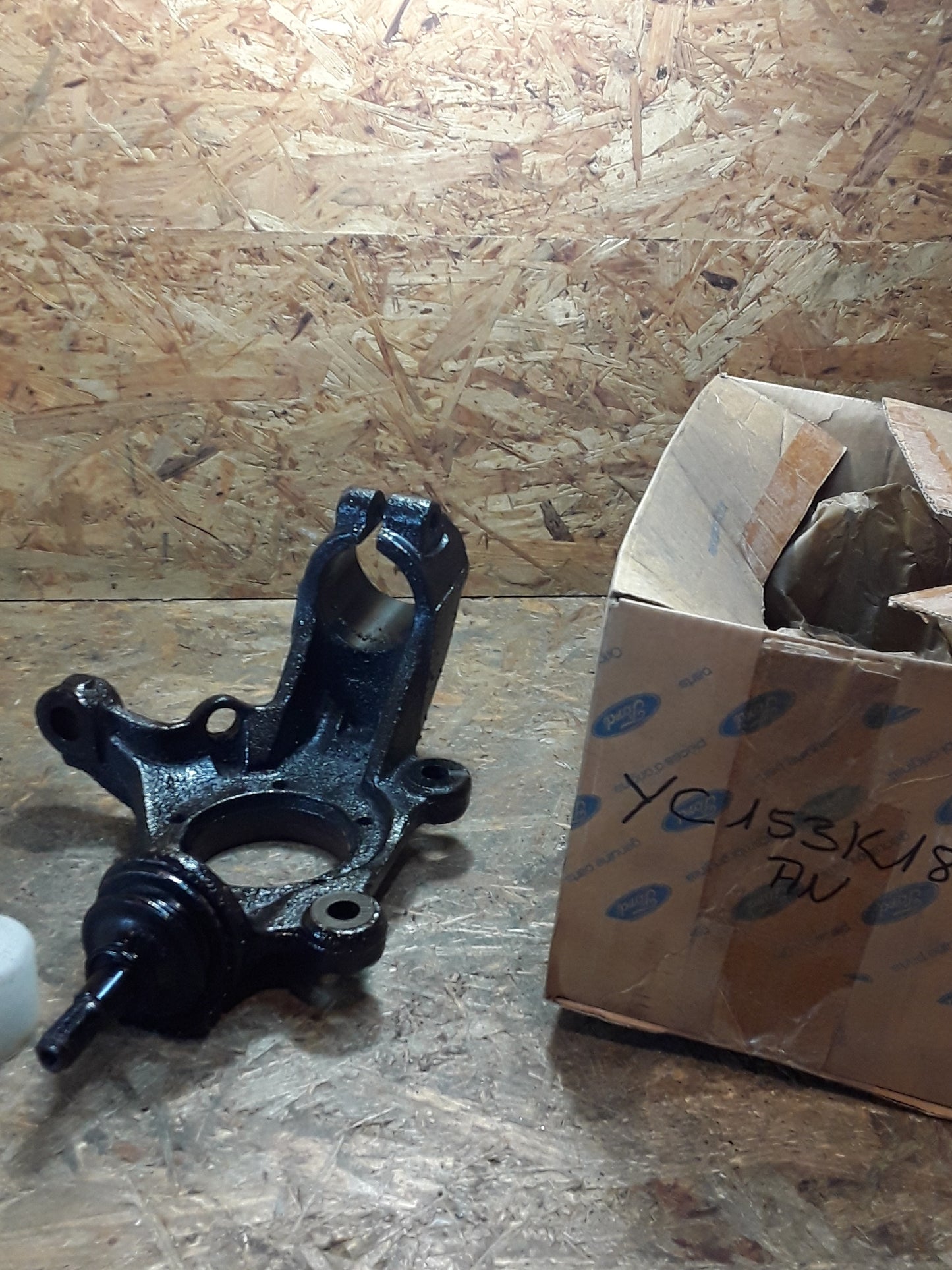 Ford Transit Bj 00-06 Achsschenkel links original Ford NEU