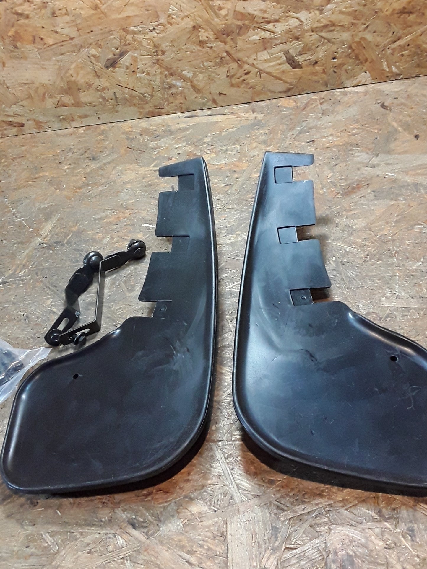 Ford Escort/ Orion Bj 09.90 Schmutzfänger hinten original Ford NEU