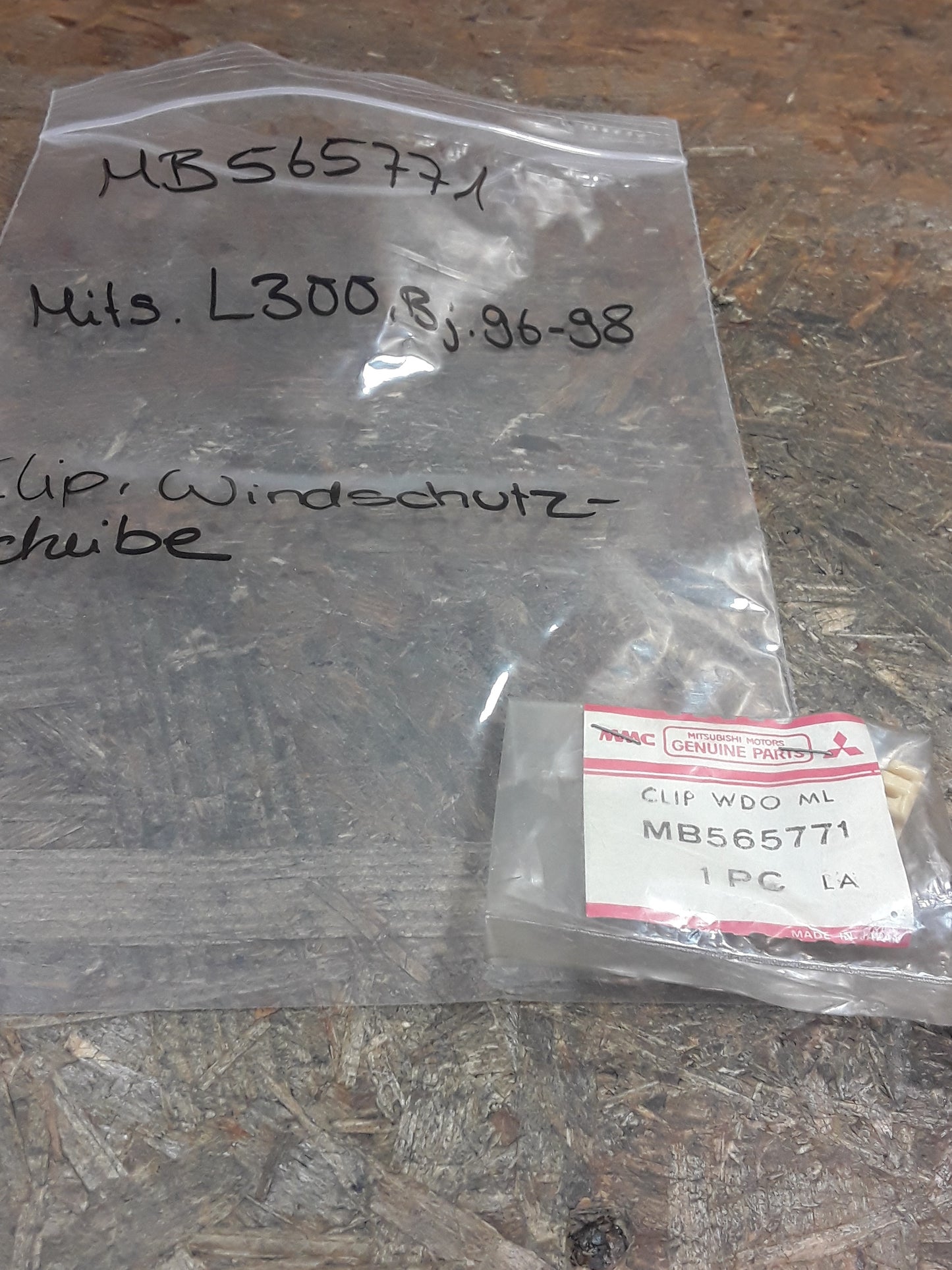 Mitsubishi L300 Bj 96-98 Clip Windschutzscheibe original Mitsubishi NEU